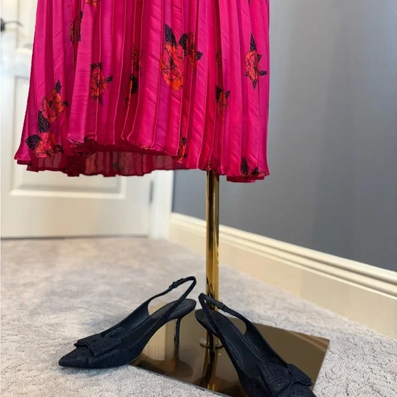 Banana Republic Gorgeous Blouse and Skirt set Medium NWOT - Picture 7 of 7